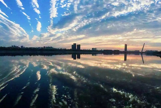 一片暮靄于遠處飄浮