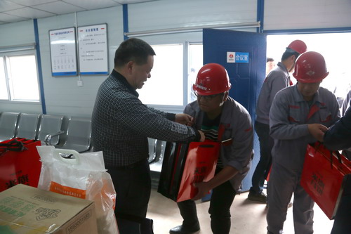 陜煤集團(tuán)總經(jīng)理助理、建設(shè)集團(tuán)聯(lián)合黨委書記、董事長寧興剛一行深入基層慰問一線員工