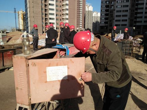 銅煤公司第三項目部開展施工現(xiàn)場“安全風(fēng)險辨識”主題活動