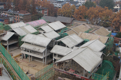 頂風(fēng)冒雨忙施工  爭(zhēng)分奪秒趕工期