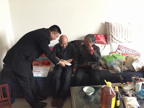 礦建二公司慰問(wèn)困難職工，送去企業(yè)關(guān)愛(ài)