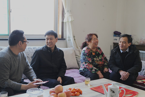 建設(shè)集團(tuán)聯(lián)合黨委副書記、紀(jì)委書記、工會(huì)主席侯本英走訪慰問(wèn)機(jī)電安裝公司困難職工