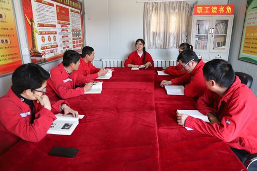 礦建二公司小保當(dāng)三項(xiàng)目部“讀書(shū)角”成為職工學(xué)習(xí)“充電站”