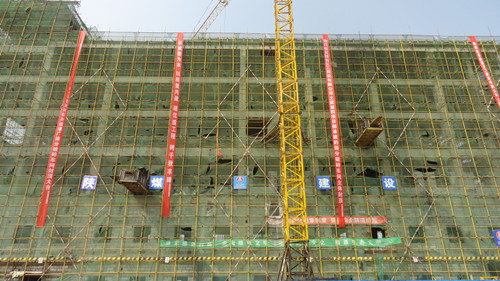 陜煤建設(shè)天工公司土建四部承建的榆林曹家灘礦井篩分破碎車間主體封頂