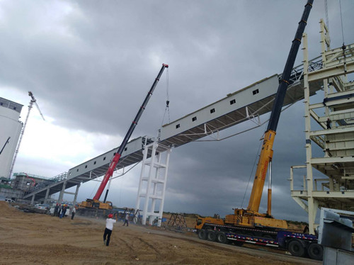 陜煤建設(shè)天工公司土建二部小保當選煤廠4#轉(zhuǎn)載點至末煤汽車快速裝車點帶式輸送機棧橋順利完成吊裝