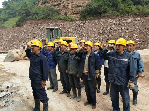 關(guān)山腳下彩旗飄 追趕超越新氣象