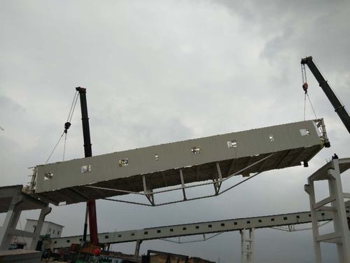 陜煤建設(shè)韓城分公司土建十項(xiàng)目部118噸鋼桁架一次性吊裝成功