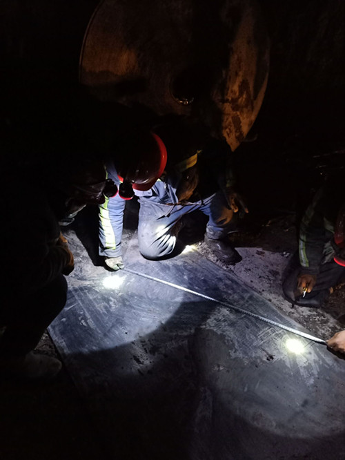 陜煤建設機電安裝公司沙梁井下4-2煤大巷帶式輸送機安裝進入沖刺階段