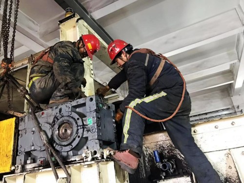 陜煤建設(shè)澄合分公司第二機(jī)電安裝隊(duì)激戰(zhàn)寒冬季更換小保當(dāng)皮帶主軸