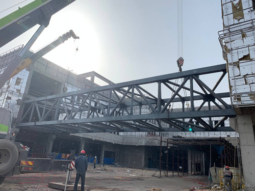 陜煤建設(shè)天工公司土建十七部小保當(dāng)鋼連廊順利吊裝完成