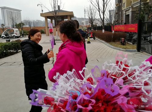 陜煤建設(shè)公司：江南世紀(jì)城小區(qū)慶“三八”為女業(yè)主贈花送祝福