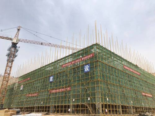 陜煤建設(shè)銅煤公司承建的年產(chǎn)20萬噸固廢預(yù)處理項(xiàng)目（一期）預(yù)處理車間主體結(jié)構(gòu)封頂