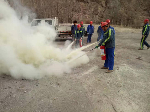 陜煤建設(shè)機電安裝公司酒鋼項目部開展消防應(yīng)急演練