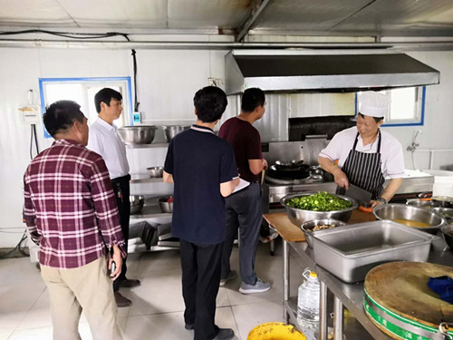 陜煤建設礦建三公司組織職工代表對各職工食堂安全專項檢查