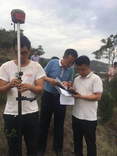 行走在大山中的測(cè)量“先鋒隊(duì)”