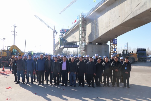 陜煤建設路橋分公司靖神鐵路高家伙場特大橋首聯(lián)連續(xù)梁成功合攏