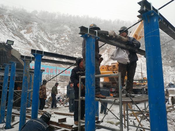 陜煤建設(shè)礦建二公司安裝項目部奏響風雪“狂想曲”