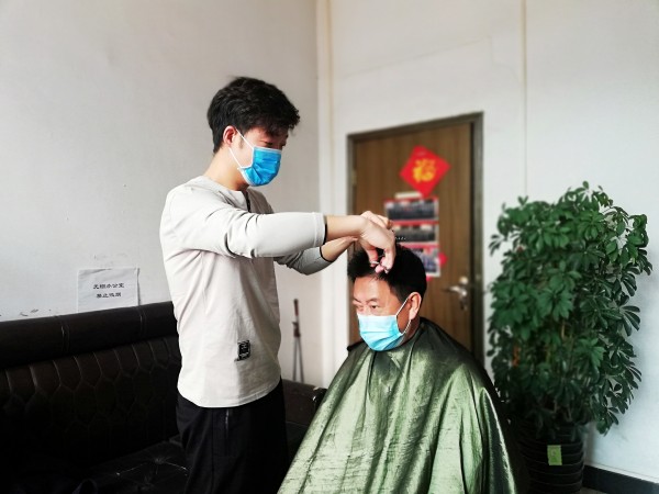 戰(zhàn)“疫”期間“義務(wù)理發(fā)師”