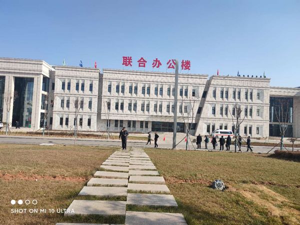 陜煤建設(shè)天工公司承建的小保當(dāng)?shù)V聯(lián)合建筑工程順利通過竣工驗(yàn)收