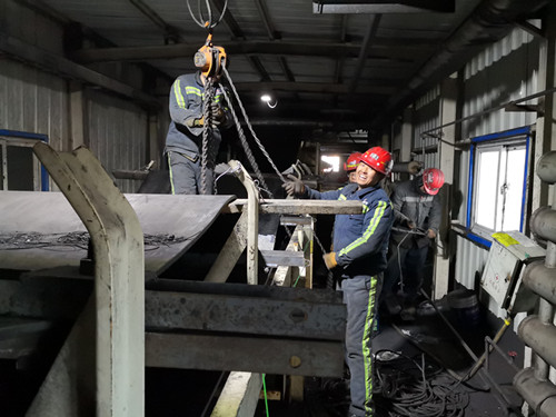 陜煤建設(shè)機電安裝公司奮戰(zhàn)48小時更換小保當(dāng)?shù)V7條膠帶