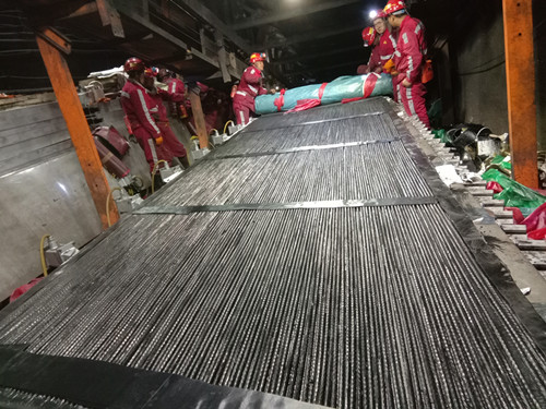 陜煤建設(shè)機電安裝公司提前18小時完成曹家灘礦主斜井膠帶搶修