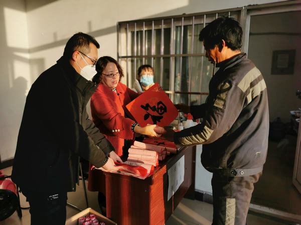 陜煤建設(shè)洗選煤運(yùn)營(yíng)公司澄合山陽運(yùn)營(yíng)項(xiàng)目部：迎新年 贈(zèng)春聯(lián) 送祝福 暖人心