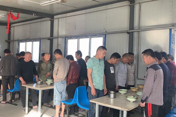 陜煤建設(shè)礦建二公司小保當?shù)谌椖坎浚河霉獗P行動悼念國之脊梁