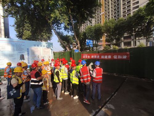 陜煤建設(shè)銅煤第二項目部開展為一線工人“送安全、送清涼、送健康、促和諧”活動