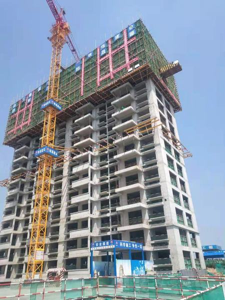 陜煤建設(shè)銅煤公司第九項(xiàng)目部承建的白水萬榮錦園3#樓順利封頂