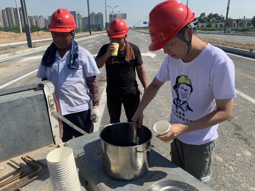 陜煤建設路橋分公司各基層項目開展“送清涼”活動