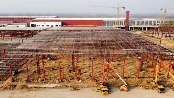 陜煤建設(shè)渭南分公司承建的南京金龍純電動商用車建設(shè)項目總裝車間首段網(wǎng)架順利頂升