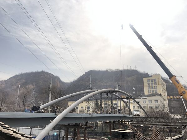 陜煤建設(shè)天工公司土建七部承建的彬長(zhǎng)大佛寺煤礦人行天橋工程實(shí)現(xiàn)混凝土澆筑一次性完成