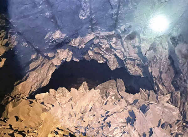 陜煤建設(shè)礦建三公司鏡鐵山樺樹溝礦中西區(qū)四標(biāo)段2760-2640m水平巷道順利實現(xiàn)貫通