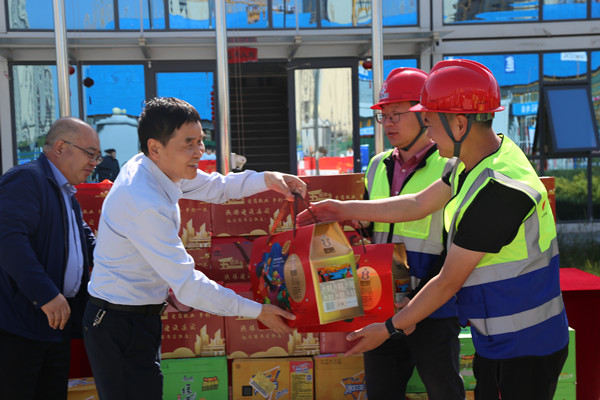 楊讓順慰問五一期間堅守崗位一線員工