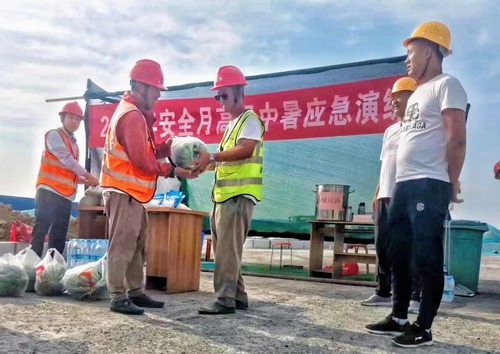 陜煤建設路橋分公司渭南項目部開展“高溫中暑”應急演練及“送清涼”活動