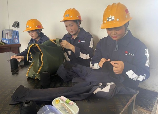 陜煤建設(shè)洗選煤運(yùn)營(yíng)公司神渭蒲城運(yùn)營(yíng)項(xiàng)目部開(kāi)展“愛(ài)心縫補(bǔ) 情系安全”志愿服務(wù)活動(dòng)