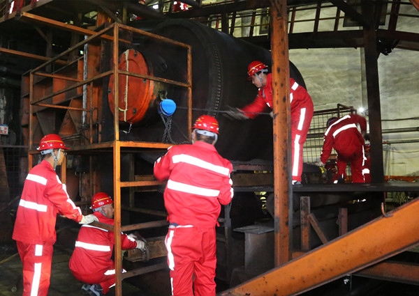 陜煤建設(shè)機(jī)電安裝公司采用新設(shè)備提前11小時(shí)更換膠帶并運(yùn)轉(zhuǎn)