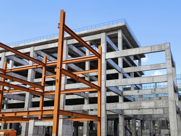 陜煤建設(shè)洗選煤運(yùn)營公司第七項(xiàng)目部甲醇合成氣壓縮A土建施工工程順利封頂