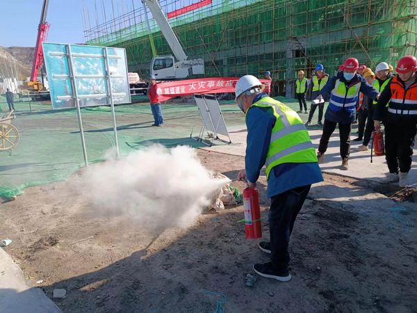 陜煤建設(shè)天工公司基層項(xiàng)目部施工現(xiàn)場消防安全演練正當(dāng)時(shí)