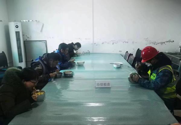 陜煤建設(shè)銅煤公司：冬至餃飄香 祝福含新意