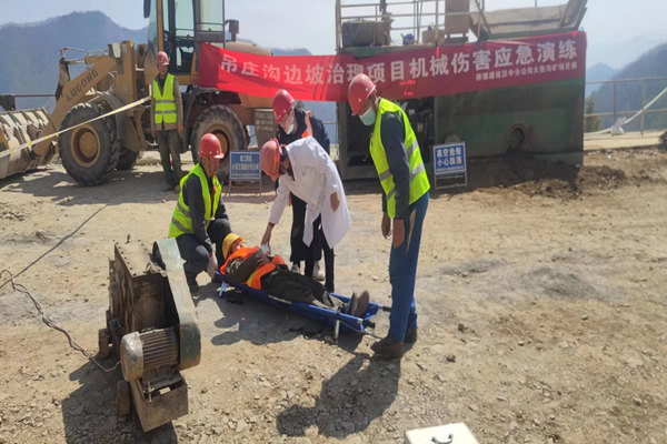 陜煤建設(shè)漢中分公司大西溝礦項(xiàng)目部開(kāi)展機(jī)械傷害應(yīng)急演練活動(dòng)