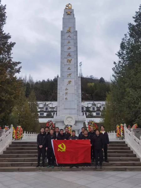 陜煤建設(shè)礦建二公司車村項(xiàng)目部黨支部開展“祭掃烈士陵園緬懷革命先烈”活動(dòng)