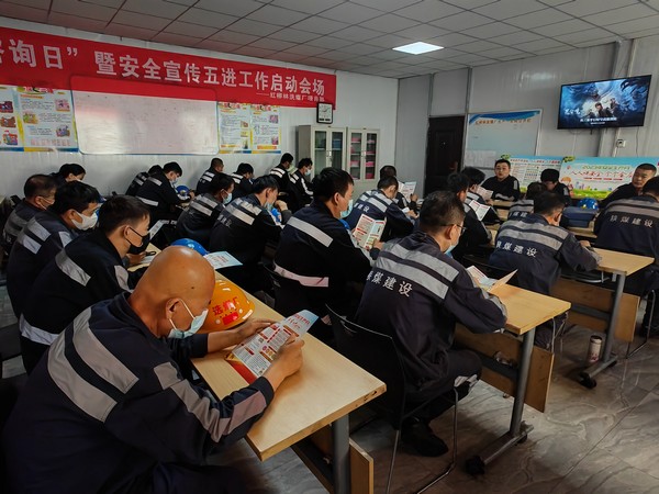 陜煤建設(shè)洗選煤運(yùn)營公司紅柳林洗煤廠項(xiàng)目部 ：開展“安全宣傳咨詢?nèi)铡濒摺拔暹M(jìn)”活動