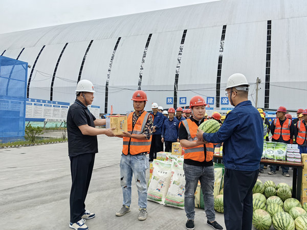 炎炎夏日送清涼 濃濃關(guān)愛(ài)沁人心