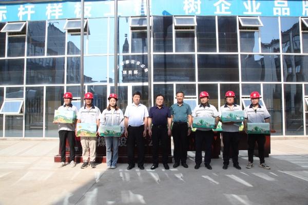 王明智深入重點(diǎn)項(xiàng)目開(kāi)展“送清涼”慰問(wèn)活動(dòng)