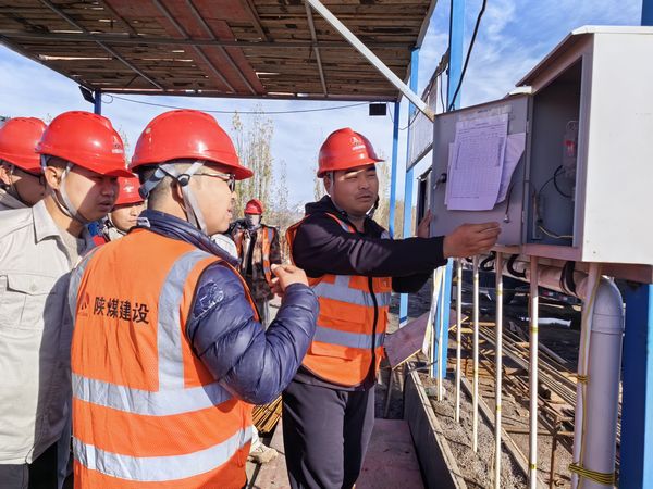 陜煤建設天工公司新疆第一項目部開展“小問題、大隱患、堵漏洞、保安全”活動