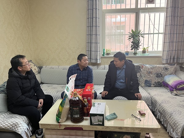 陜煤建設(shè)澄合分公司真情關(guān)懷暖人心 走訪慰問困難職工