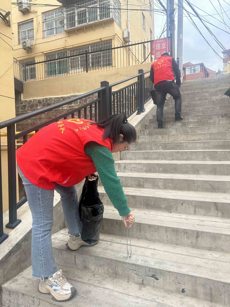 陜煤建設(shè)機(jī)電安裝公司：志愿服務(wù)迎“五一”，文明與愛齊傳遞