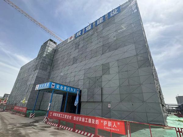 陜煤建設渭南分公司第十三項目部承建的陜煤研究院涇河新城新能源產(chǎn)業(yè)基地項目21#廠房喜封金頂