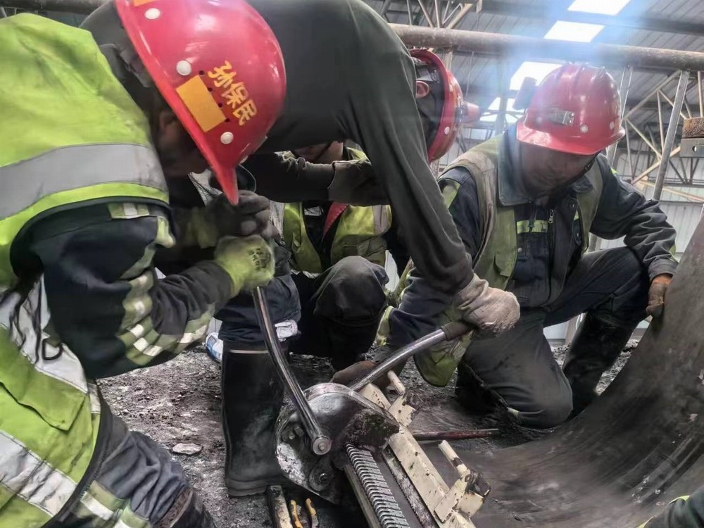 陜煤建設(shè)機(jī)電安裝公司順利完成沙梁煤礦主斜井井口矸石膠帶機(jī)縮帶工作